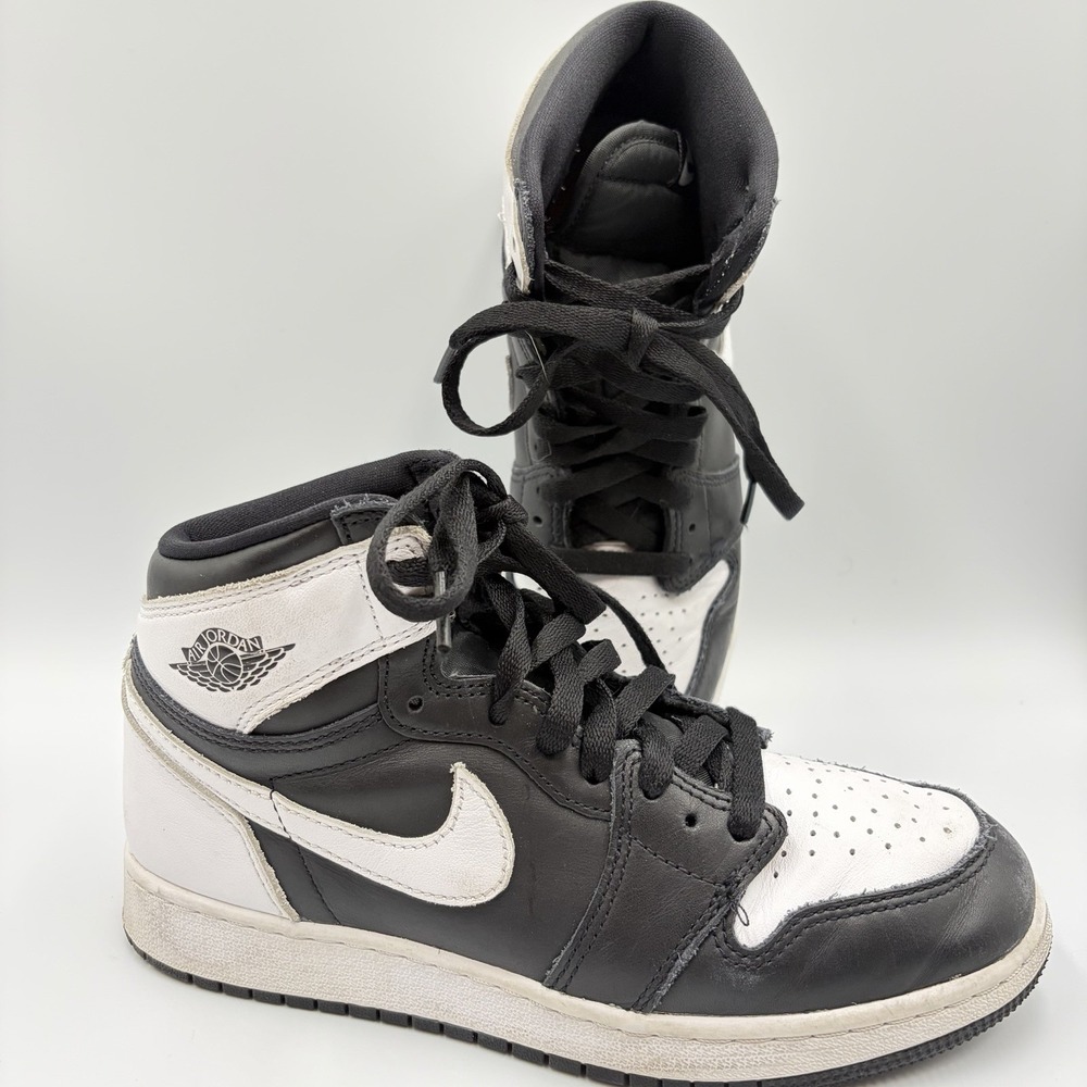NIKE AIR JORDAN 1 RETRO HIGH OG BLACK / WHITE FD1437 010-Youth‎ Size 6Y Euc